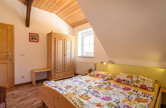 Cosy apartment for 8 people with WIFI, pool, TV, patio and pets allowed