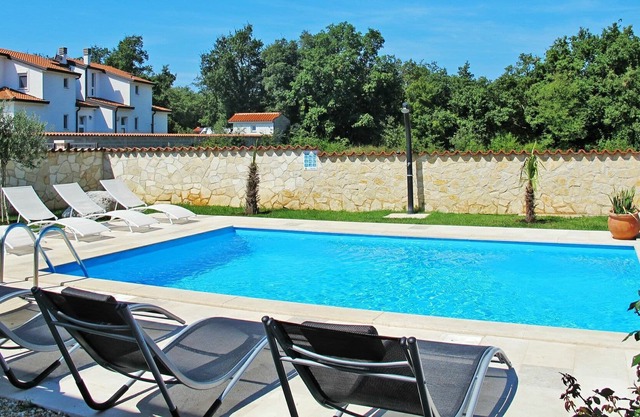 Cosy apartment for 3 people with A/C, WIFI, pool, TV, balcony, pets allowed and parking