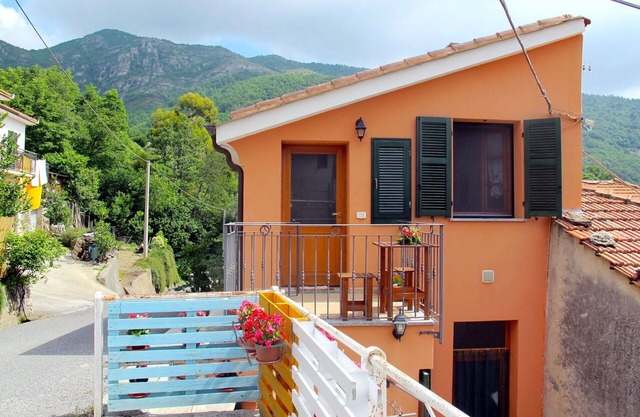 Cosy apartment for 4 guests with WIFI, TV, patio, pets allowed, panoramic view and parking
