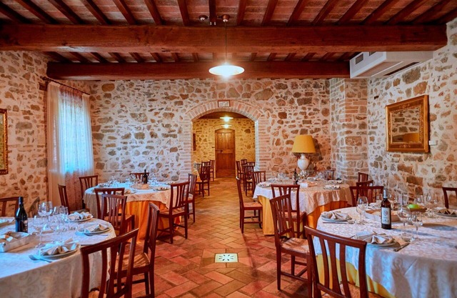 Cosy apartment for 5 guests with WIFI, pool, TV, pets allowed and parking, close to Spoleto
