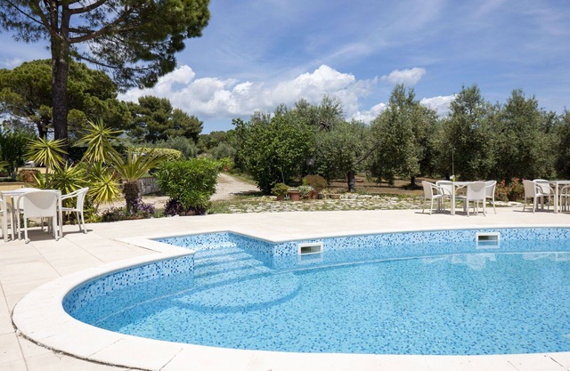 Cosy apartment for 6 people with WIFI, pool, TV, patio, pets allowed and parking