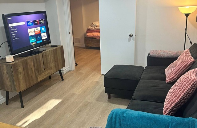 Cosy Apartment in Upper Beaches, Toronto