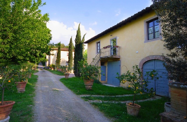 Cosy apartment in villa with pool, WIFI, TV, patio and panoramic view, close to San Gimignano
