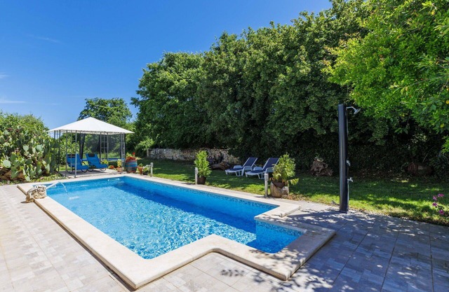 Cosy apartment in villa for 4 guests with A/C, WIFI, pool, TV, terrace and pets allowed