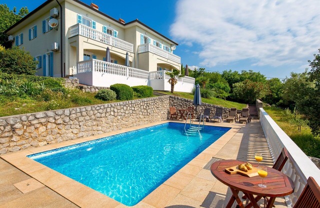 Cosy apartment in villa for 6 guests with WIFI, A/C, pool, TV, terrace and pets allowed