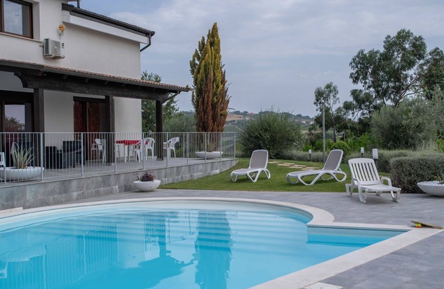 Cosy apartment in villa with pool, A/C, WIFI, TV, patio, pets allowed and panoramic view
