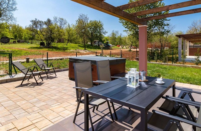 Cosy apartment in villa with hot tub, pool, WIFI, A/C, TV, terrace, pets allowed and parking