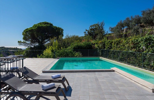 Cosy apartment for 4 people with WIFI, hot tub, pool, TV and patio