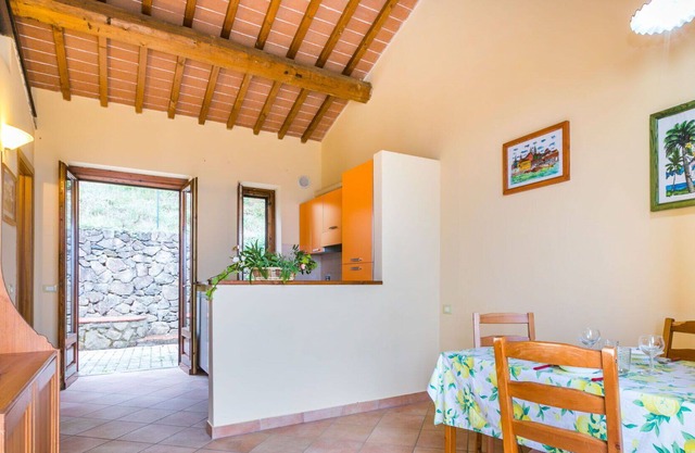 Cosy apartment with WIFI, pool, TV, terrace, pets allowed, panoramic view and parking