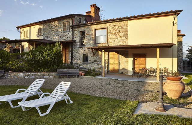 Cosy apartment with WIFI, pool, TV, pets allowed, panoramic view and parking, close to Arezzo