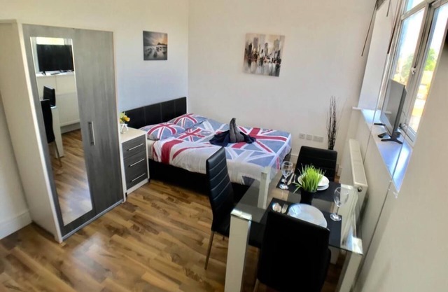 Cosy Bedromdsey Southwark Apartment: Plush Studio