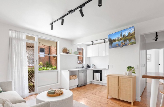 Cosy & Bright 1-Bed Apartment Close to the Beach