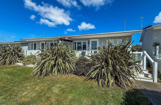 Cosy chalet on a Beautiful holiday park in Lowestoft ref 12080B