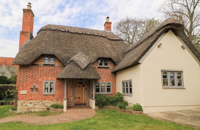 COSY COT, pet friendly, character holiday cottage in Salisbury