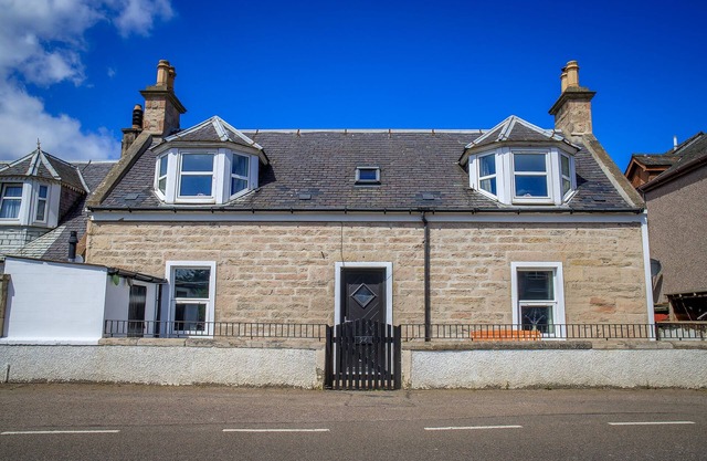 Cosy Cottage 2 minutes from the Beach! Free Parking. Pets welcome.