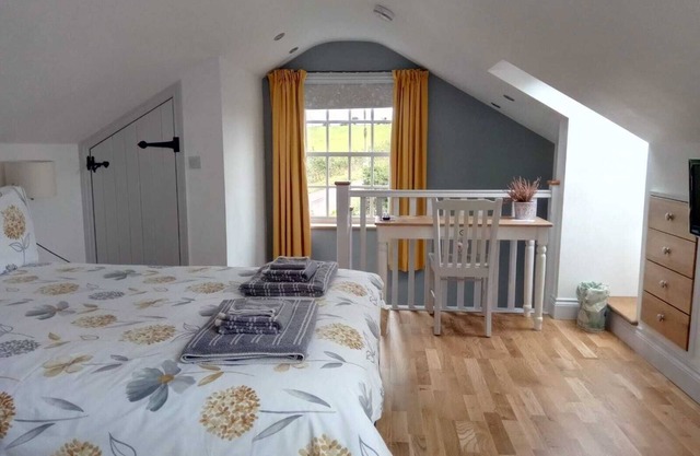 Cosy cottage with private parking and lovely views