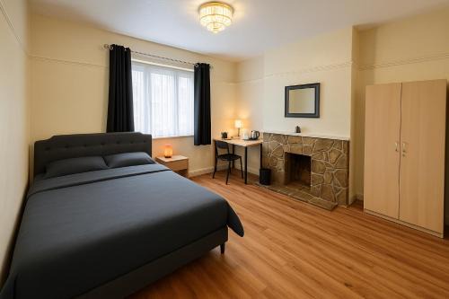 Cosy Double Room in Harrow & Wealdstone - Desk,Fast Free Wi-Fi,Near Station - 15 mins by train to Wembley Central & Euston