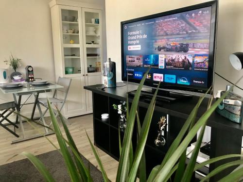 Cosy et lumineux face Seine river - 20 min Paris