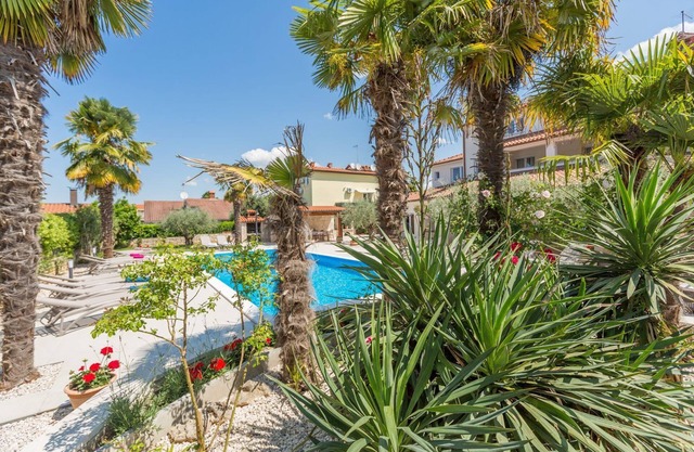 Cosy flat with 60m2 pool, baby cot, washing machine, barbecue area - only 800 metres to the beach