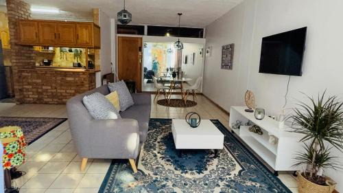 Cosy flat with garden near Loftus & embassies