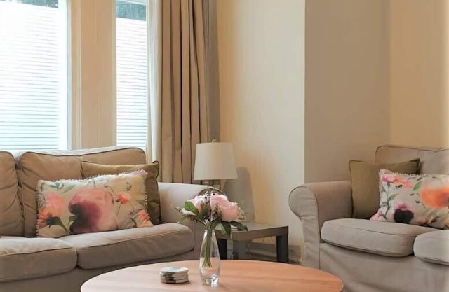 Cosy Garden Flat With Parking *Long Stay Discount*