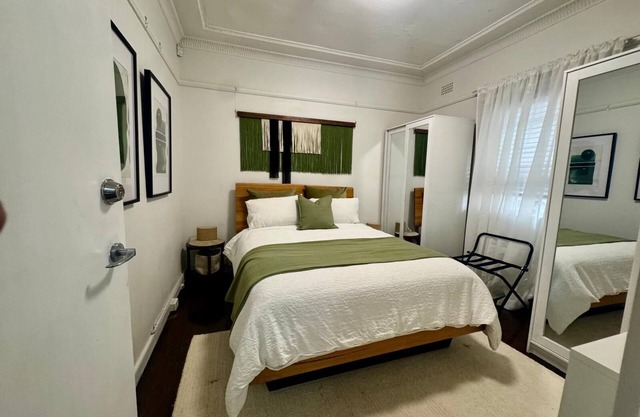 Cosy Hidden Gem with History. Next to Park. Pet Friendly.