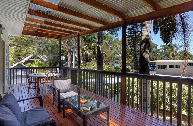 Cosy Lakeside Cottage, Pet Friendly and very close to Surf Beaches, Club & Cafes