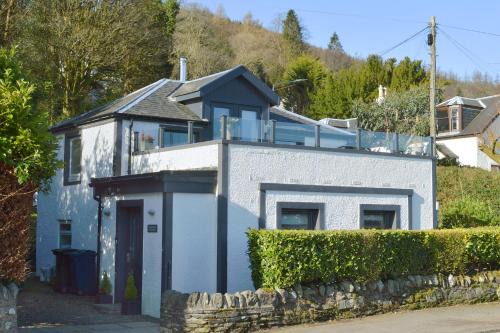 Cosy Lochside Cottage with Mountain and Sea Views