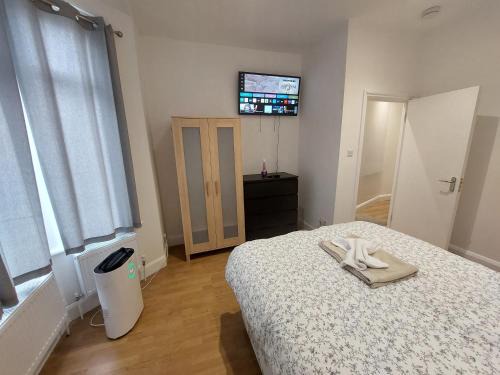 Cosy North Kensington Family apartment for 4 persons - Children stay free Netflix in all bedrooms Close to underground and overground stations