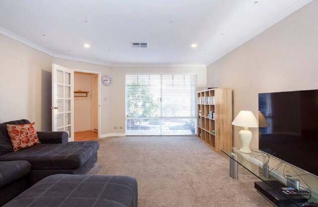 Cosy Retreat, 10 minutes to beaches! Great for short or long stay holidays.