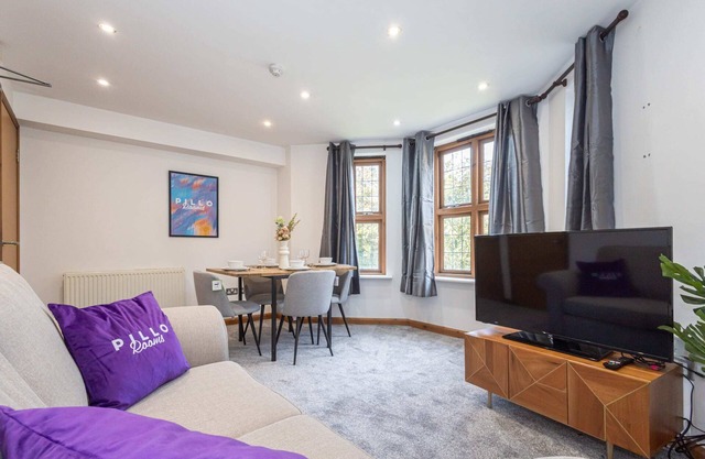 Cosy, Spacious Duplex Apartment near Salford Royal