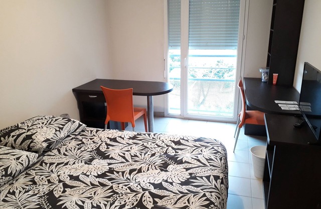 Cosy studio facing north hospital on ground floor with small courtyard.