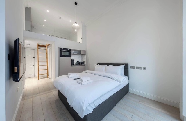 Cosy Studio Maisonette with Balcony Knightsbridge