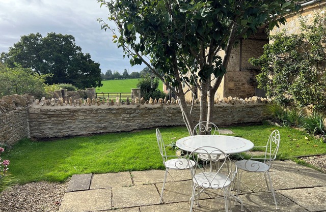 Cotswold Farm Cottage - Two Bedrooms, Pet Friendly, set in beautiful countryside