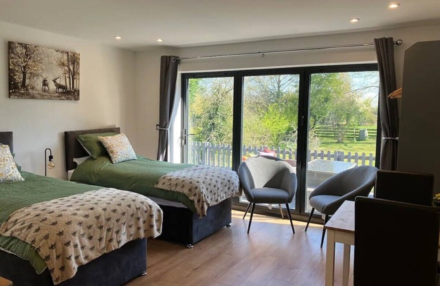 Cotswolds Gateway with Stunning Rural Views"