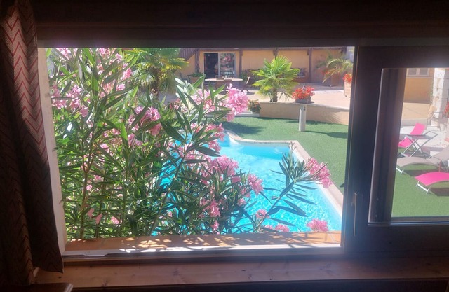Cottage "L'Atelier" with Shared Pool, Private Terrace, and Wi-Fi