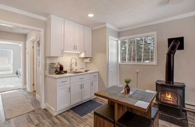 Cottage-30 day min rental-2bd,1 bath -down town darling-walk to the heart of WP