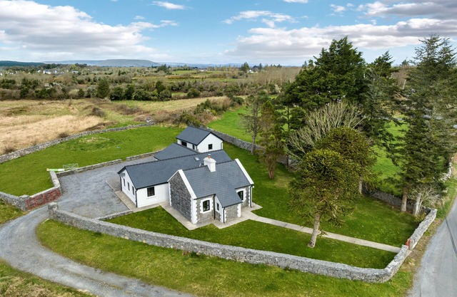Cottage 345 - Oughterard - sleeps 10 guests in 4 bedrooms