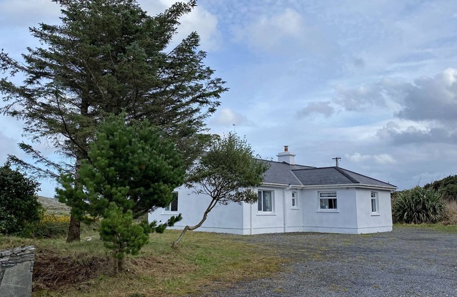 Cottage 396 - Roundstone - sleeps 6 guests in 3 bedrooms