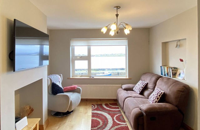 Cottage 457 - Roundstone - sleeps 6 guests in 3 bedrooms