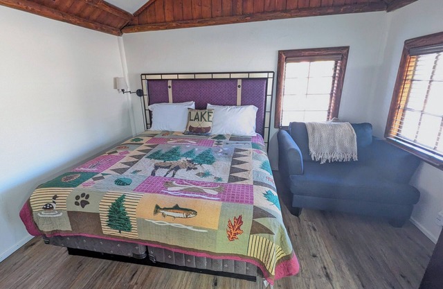 Cottage 5: Charming cottage with full kitchen and AC.