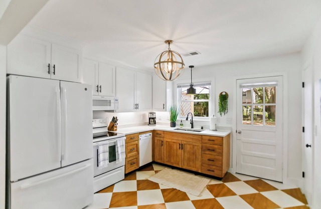 Cottage 5 Mins to Beach, Big Yard, Pet Friendly