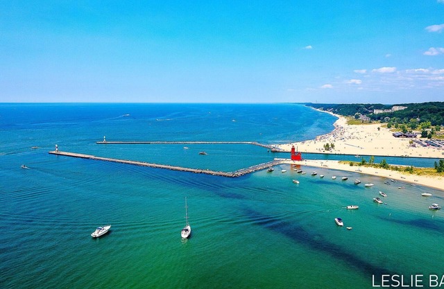 Cottage-Close to Lake Macatawa and Downtown- Kayaks-Fire-Pit!