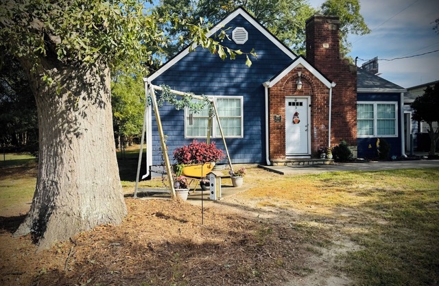 Cottage home near downtown Douglasville’s Greystone Amphitheater.