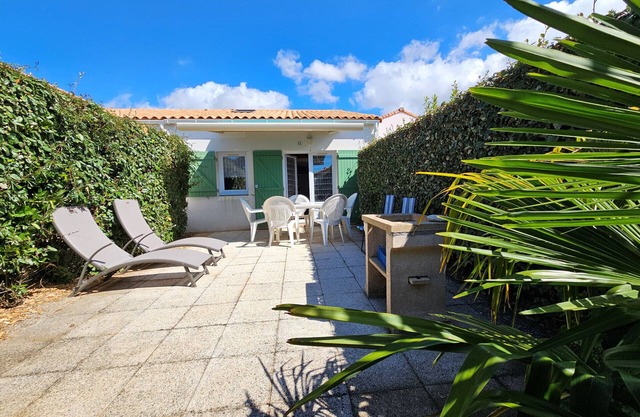 Cottage near the beach with pool south Vendée