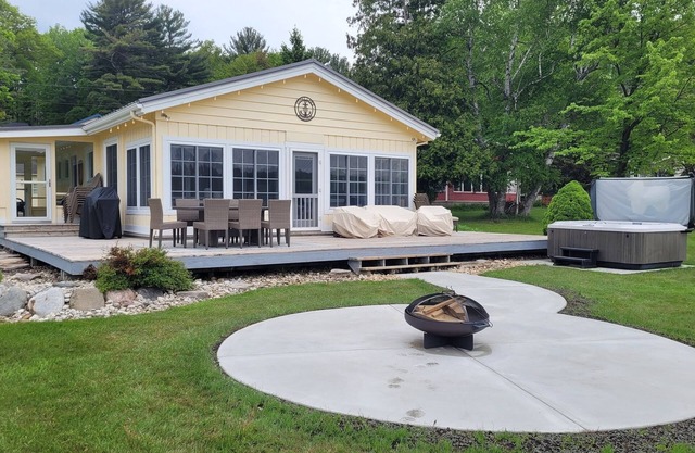 Cottage on Stony Lake with Hot tub!