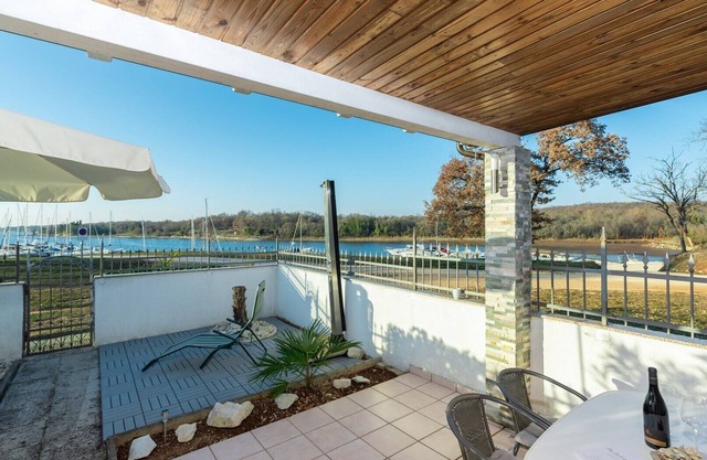 Cottage Sunset in Cervar Porat