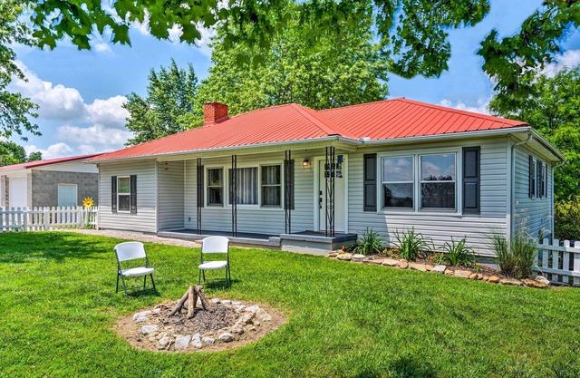 Cottage w/Deck & BBQ: 2 Mi to Dale Hollow Lake!