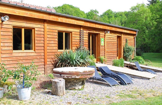 Cottage with covered pool, pets allowed in Vernusse