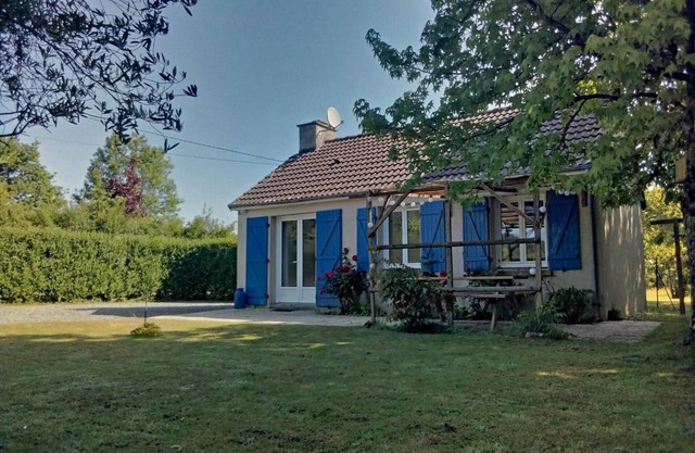 Cottage with enclosed garden near beaches, pets welcome